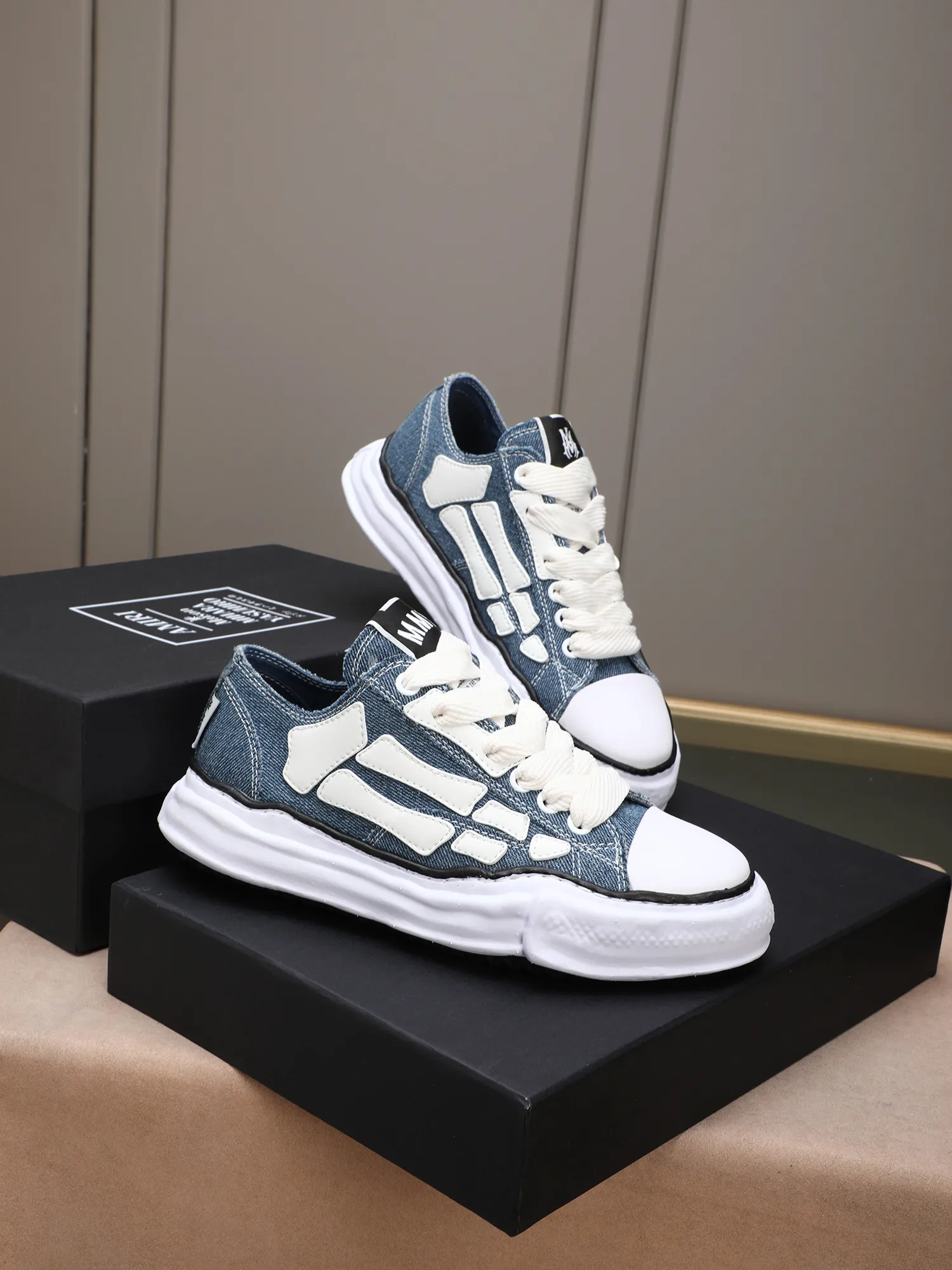 Men's shoes 💰520 AMIRI × Maison MIHARA YASUHIRO Bone Dissolving Shoes Brand Order Original Order Quality 🌈 AMIRIxMMY work together to launch joint shoes that cleverly integrate the classic designs of the two brands. The handmade clay mold soles and AMIRI's signature BONES leather embroidery details are a major feature of the shoes, showing unique craftsmanship and style 🚩 Material: upper original custom-made space Monica canvas! Lining: original technical cloth, outsole: original molded EVA foam bottom, code number: women's 35-39 (40, custom-made, non-refundable), men 39-44 (45, custom-made, non-refundable), full set of counter original packaging